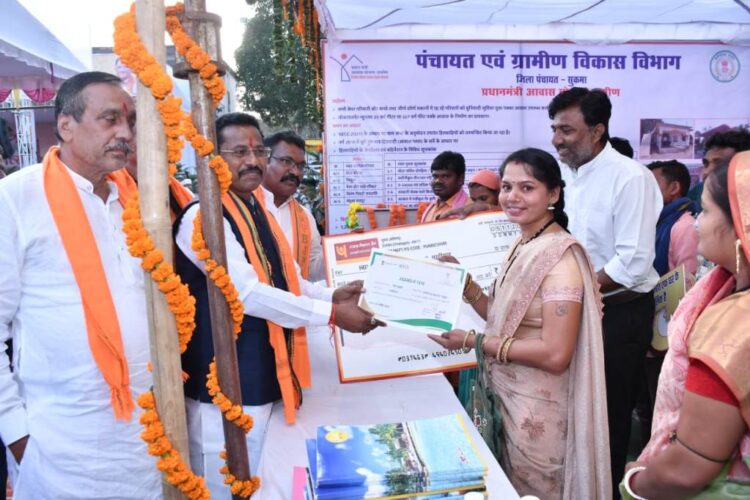 राज्य स्थापना दिवस पर लाभार्थियों को मिली PM आवास की चाबी और चेक