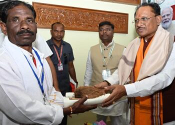 मुख्यमंत्री ने जनजातीय परंपरा के संरक्षक बैगा, गुनिया और सिरहा को किया सम्मानित