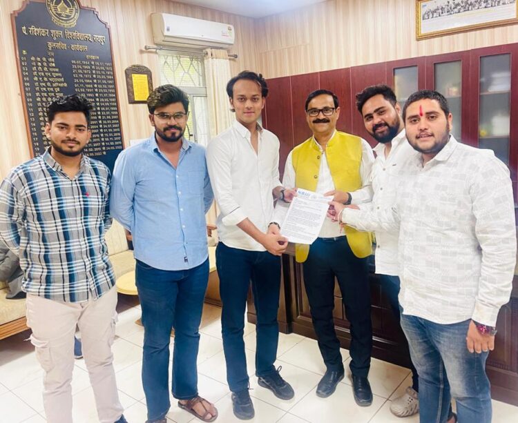 NSUI ने की विलंब शुल्क माफ करने की मांग, कुलसचिव को सौंपा ज्ञापन