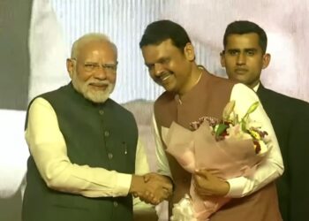 देवेंद्र के हाथ महाराष्ट्र की कमान, आजाद मैदान में ली सीएम पद की शपथ