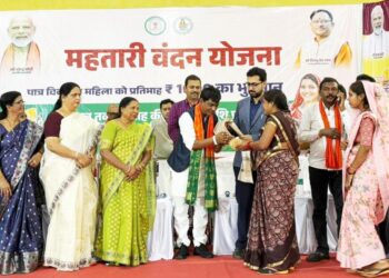 विधायक सिन्हा ने महतारी वंदन योजना के हितग्राहियों को किया सम्मानित