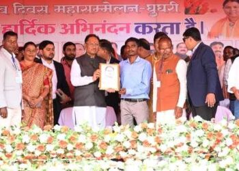 मुख्यमंत्री साय ने नागवंशी समाज को घुघुरी में प्रदान किया सामुदायिक वनाधिकार पट्टा