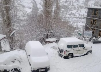 ठंड से कांपा हिमाचल, सोलंगनाला में फंसे 10 हजार सैलानी निकाले