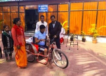 मुख्यमंत्री कैंप कार्यालय में पुरेन्द्र को मिली बैटरी चलित ट्रायसायकल, मुख्यमंत्री साय को दिया धन्यवाद