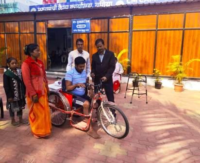 मुख्यमंत्री कैंप कार्यालय में पुरेन्द्र को मिली बैटरी चलित ट्रायसायकल, मुख्यमंत्री साय को दिया धन्यवाद