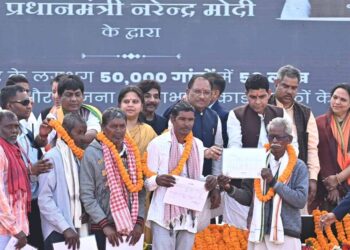 सीएम साय ने महासमुंद जिले के 10 हजार लाभार्थियों को सौंपे स्वामित्व कार्ड