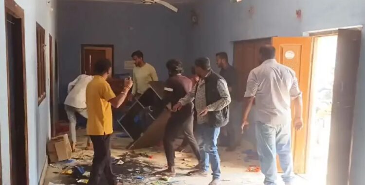 टिकट न मिलने से नाराज बीजेपी कार्यकर्ताओं ने ब्लॉक कार्यालय में मचाया बवाल…