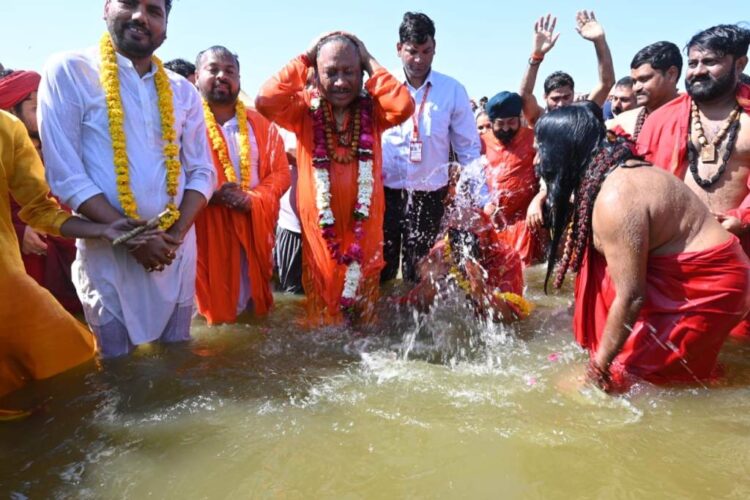 प्रयागराज पहुंचे सीएम साय, त्रिवेणी संगम में लगाई डुबकी…