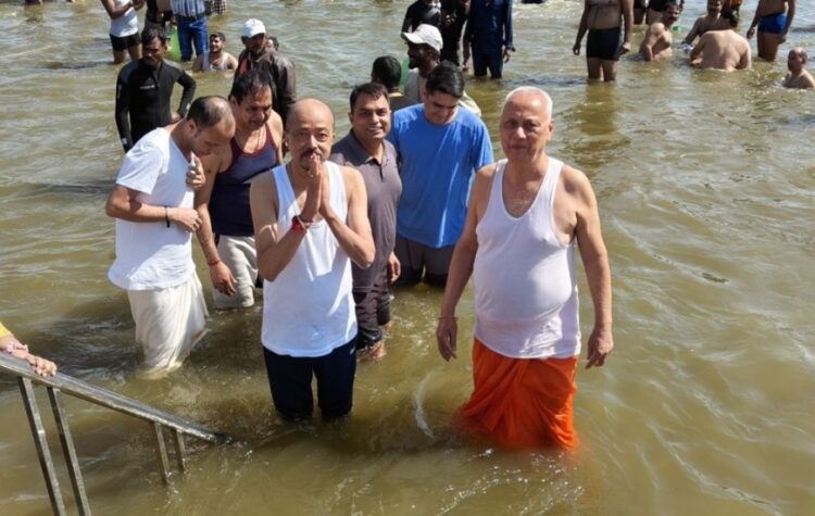 राज्यपाल ने महाकुंभ के अवसर पर त्रिवेणी संगम में किया स्नान