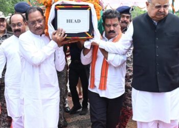 मुख्यमंत्री ने शहीद एएसपी आकाश राव गिरपुंजे को दी श्रद्धांजलि: पार्थिव शरीर को कंधा देकर दी अंतिम विदाई