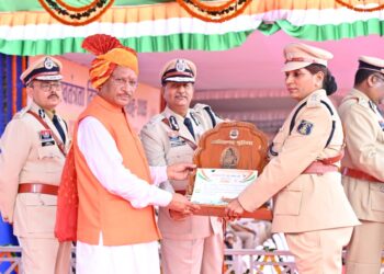 मुख्यमंत्री ने 35 पुलिस अधिकारियों-जवानों को पुलिस पदकों से किया सम्मानित