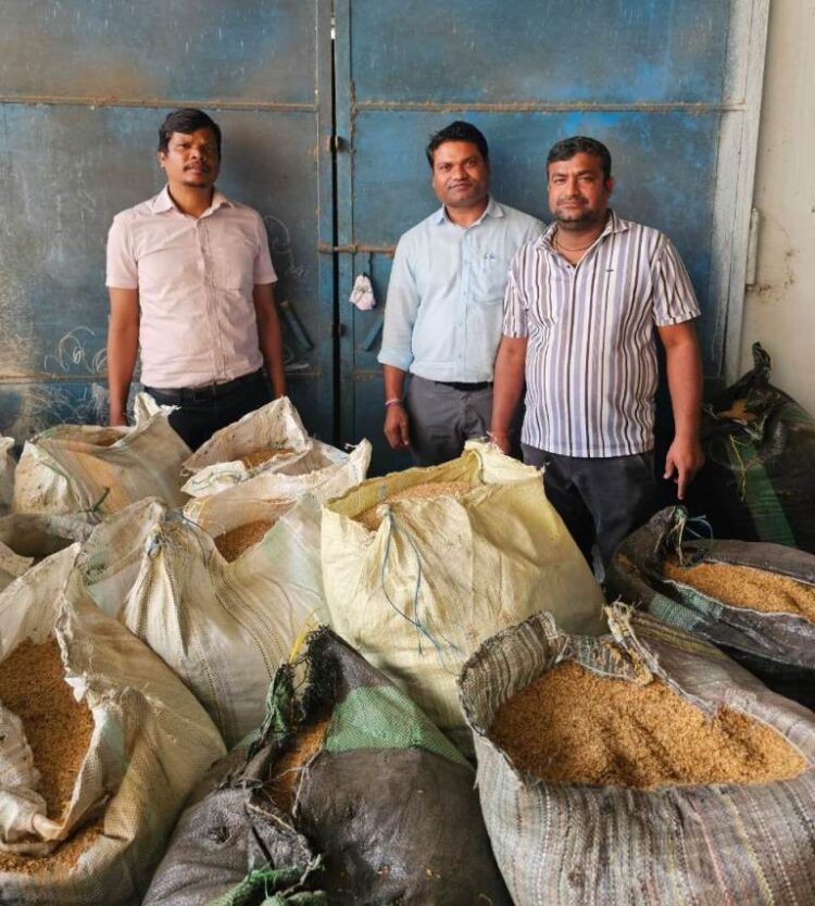 तीन पोहा मिलों के स्टॉक सील, 384 कट्टा अवैध धान जब्त