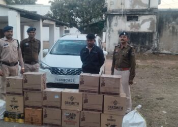अवैध शराब पर राजनांदगांव पुलिस की कार्यवाही, तस्कर मध्यप्रदेश की शराब के साथ पकड़ाया